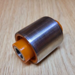 Poliuretanovyi-sailentblok-perednoho-vazhelia-perednii-Land-Rover-Freelander-RBX101790-RBX101160-1701616-22945041-24515AP-2586-270884-35061-3506101-411104-45041-5104003-865602-ADJ138010-LRAB034-LRAB-034-LRBS003-TD647W-SB13256-VKDS337505-22945041