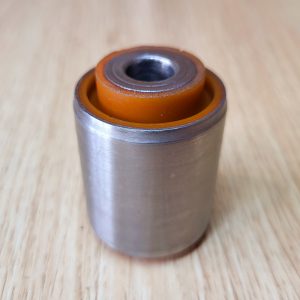 Poliuretanovyi-sailentblok-zadnoho-pozdovzhnoho-vazhelia-perednii-Renault-Safrane-7700816761-7700816763