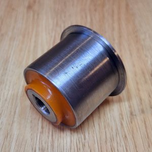 Поліуретановий сайлентблок заднього верхнього важеля передній FORD Explorer Flex Taurus LINCOLN MKS MKT NISSAN Patrol VI (Y62) DE9Z-5500-A NAB-Y62UF NABY62UF DE9Z-5500-B DE9Z5500A DE9Z5500B RU671 J41059AYMT 020985 ZTPNS054HF