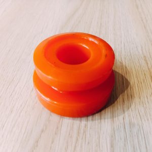 Poliuretanovyi-sailentblok-perednoho-nyzhnoho-vazhelia-roztiazhky-Mitsubishi-L400-L300-MR162680-MSB-038-14104-37407149-MSB038